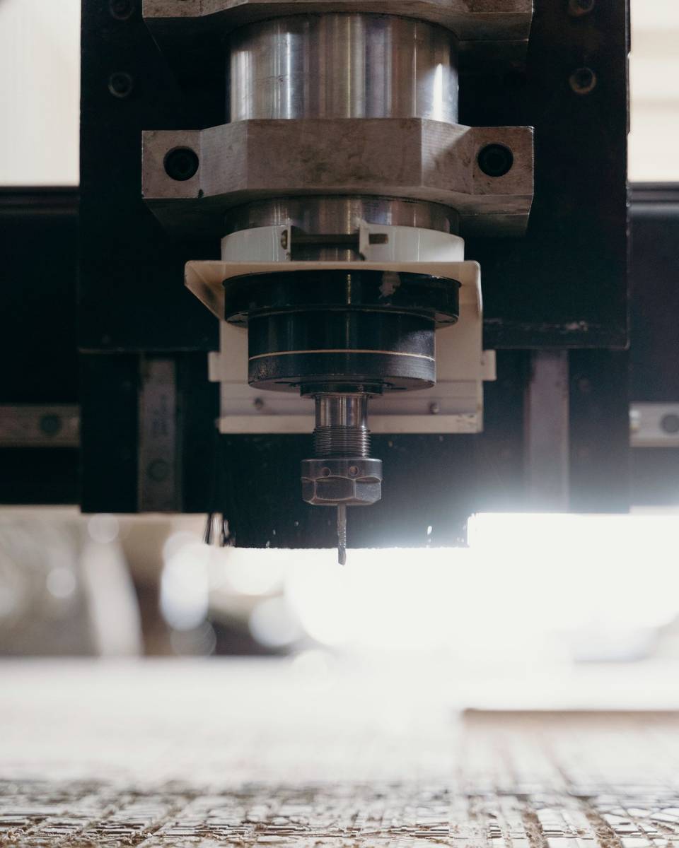 Fresadora CNC recortando uma peça de madeira na fábrica.